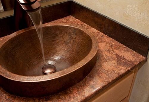 Un manuale su cura e manutenzione del lavello in rame per bagno